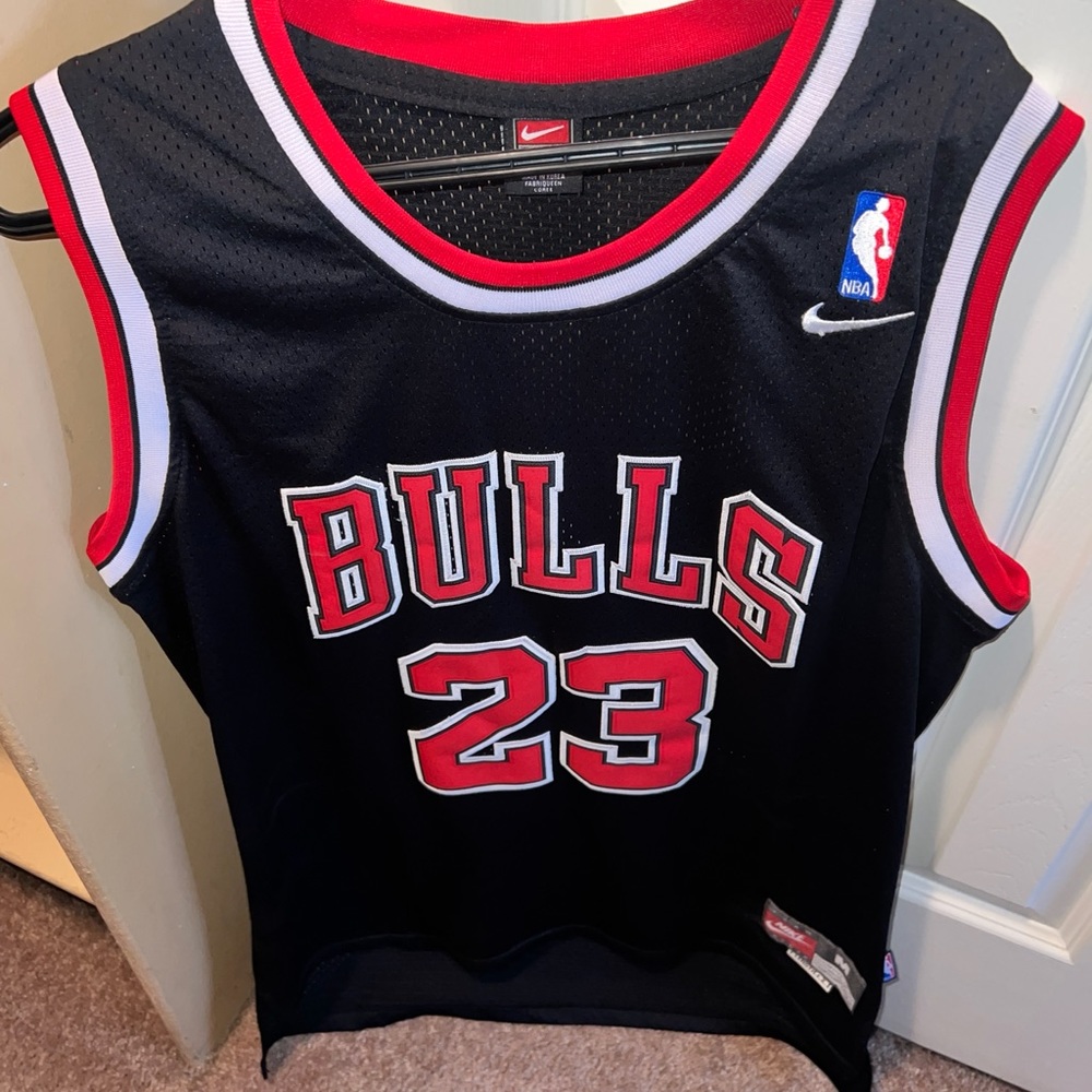 USED VINTAGE BLACK NIKE CHICAGO BULLS MICHAEL JORDAN BASKETBALL JERSEY